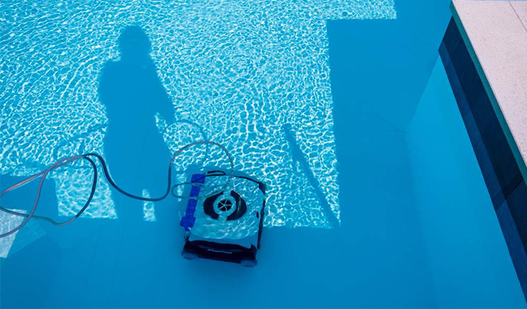 Peut-on nager lorsque le robot de piscine est en fonctionnement ?-1