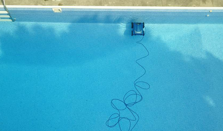 Peut-on nager lorsque le robot de piscine est en fonctionnement ?-2